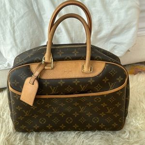 Perfect condition authentic Louis Vuitton Danville bag. Used twice!